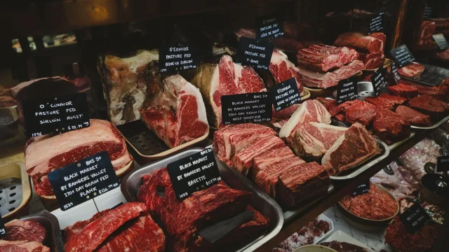 肉类柜台上的牛肉切块