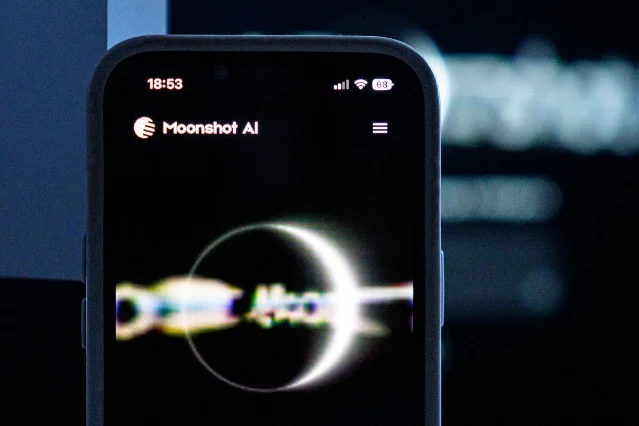 手机屏幕上显示 Moonshot AI 标识