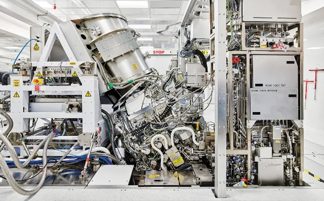 ASML 机器用激光和熔融锡产生 EUV 光
