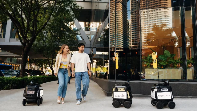 Robot.com 配送机器人及车身广告位