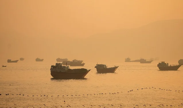 霍尔木兹海峡附近船舶