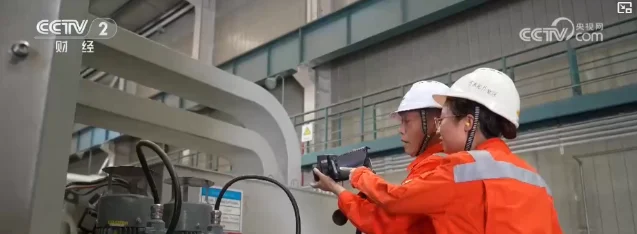 央视网能源报道中的输储环节巡检画面