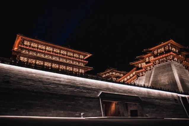 中式古建筑夜景灯火通明，飞檐斗拱在夜空中轮廓分明