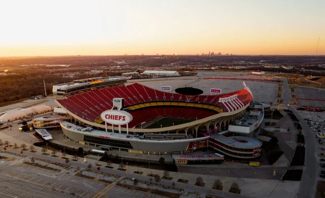 黄昏时的 GEHA Field at Arrowhead Stadium
