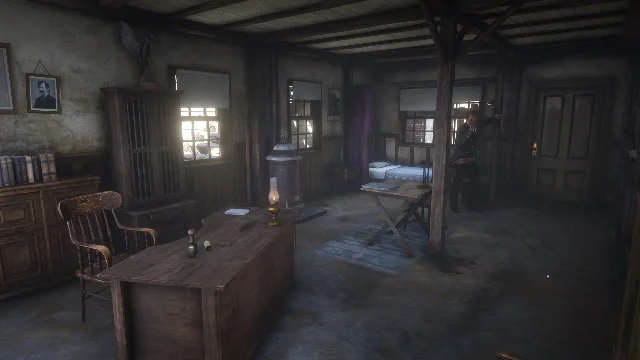 牢房和办公桌在同一间屋子里