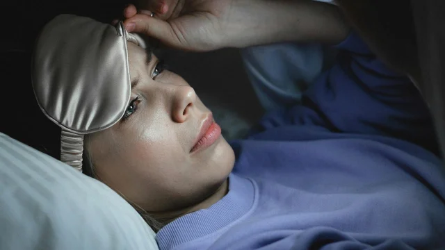 深夜追剧,手机屏幕映照脸庞
