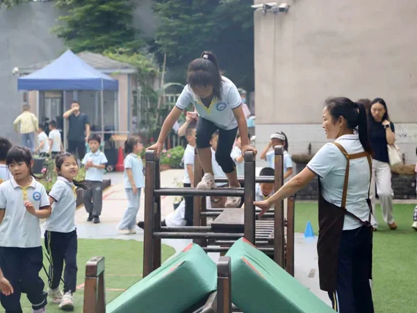 幼儿在攀爬架上探索