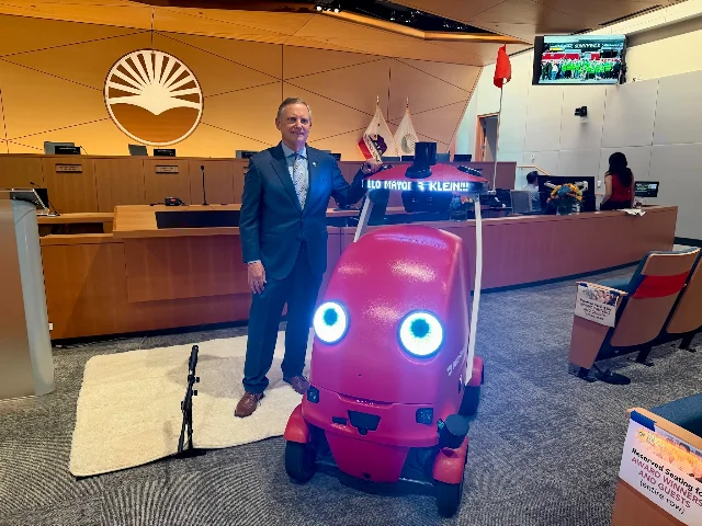 Dot 与 Sunnyvale 市长在市政厅
