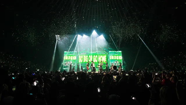 Oakland 演出现场的舞台远景,屏幕显示 GO BIG OR GO HOME