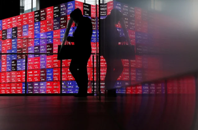 Stocks fall sharply as strong jobs data fuels Fed rate hike bets