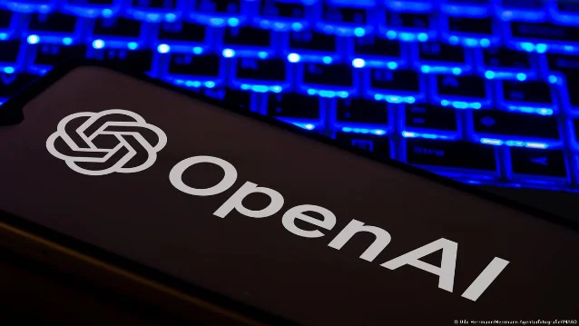 手机屏幕显示OpenAI标志，背景是蓝色背光键盘