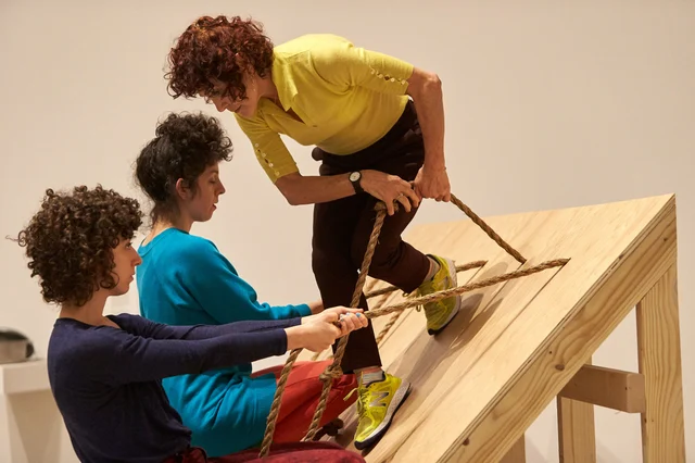 2018 年 12 月 3 日，MoMA 展厅里的《Slant Board》