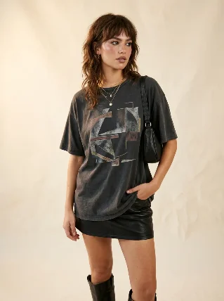 Graphic tee girl aesthetic: the messy-cool comeback