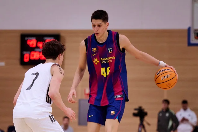 Nikola Kusturica (#46, FC Barcelona Atlètic) dribbles during a Liga U match against Real Madrid, January 2026 in Madrid