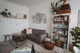 Damage-Free Floating Shelves: Your Saturday Renter Project