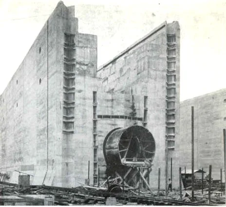 Gatun Locks under construction, 1910 — massive lock-wall formwork flanks the main culvert tube (6.71 m diameter) during concrete placement; workers visible at scale
