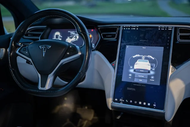 Tesla 车机大屏与方向盘