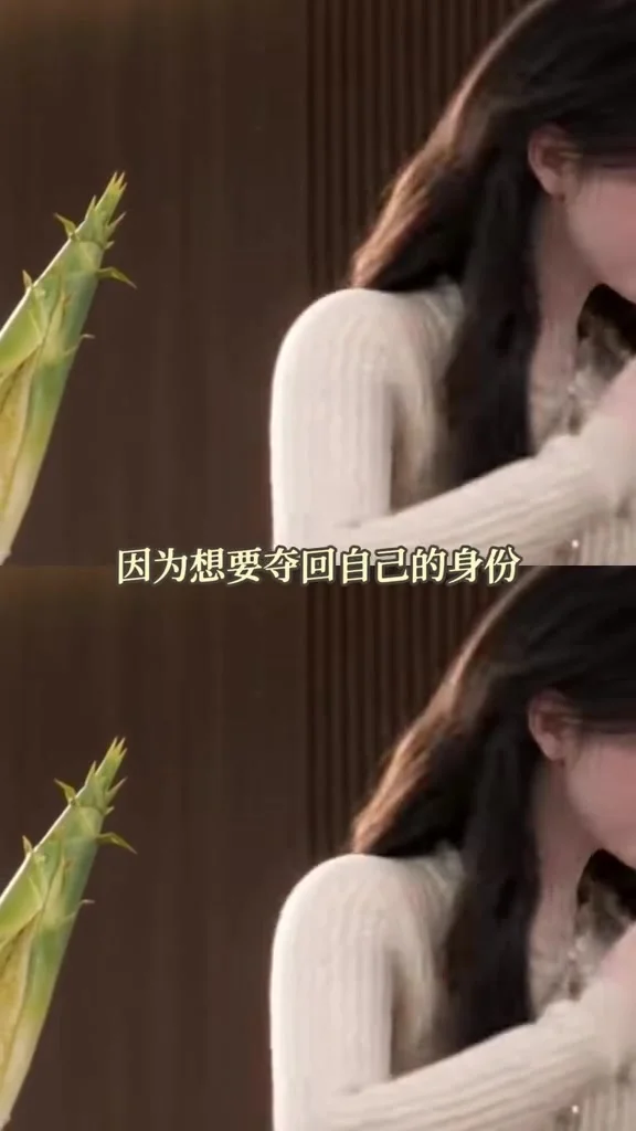 一名女性在室内侧身面对镜头，前景可见一只熊猫的白色身体。