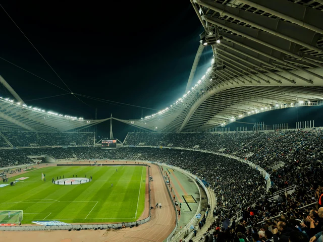 Packed stadium under floodlights — the atmosphere waiting for France in North America