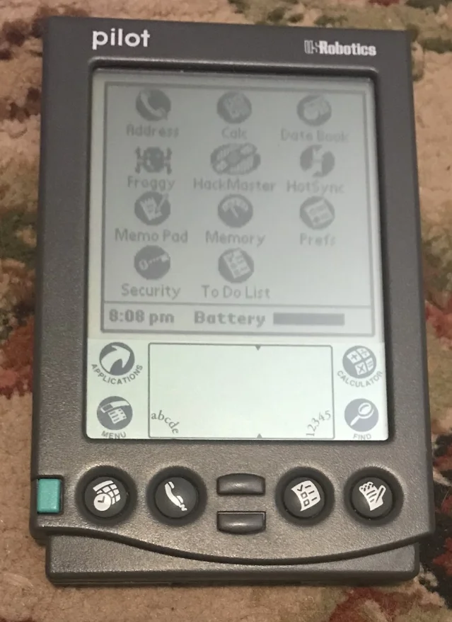 Palm Pilot 1000 真实产品主图，作者 80sCompaqPC，CC BY-SA 4.0
