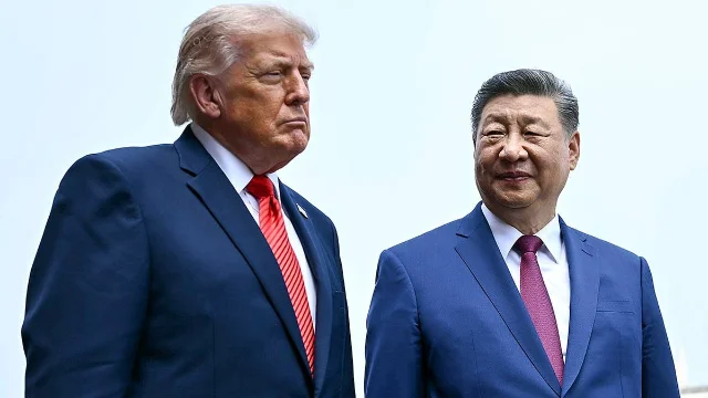 Trump 与 Xi 在天坛前并肩而立,均着深蓝色西装