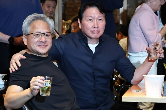 Jensen Huang toasts with SK Chairman Chey Tae-won at Kkanbu Chicken, Seoul, June 7, 2026