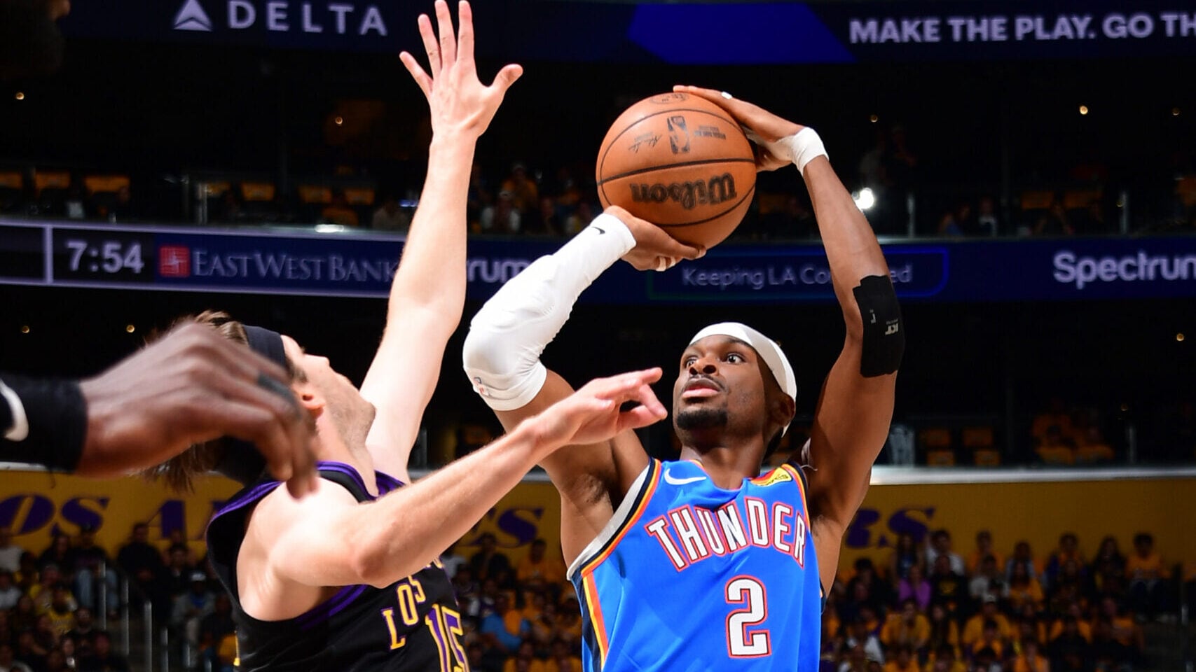 OKC Thunder 球员庆祝横扫晋级西决