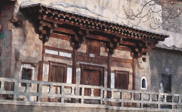 第 427 窟外景，可见崖壁前的木构窟檐与相邻洞窟编号。