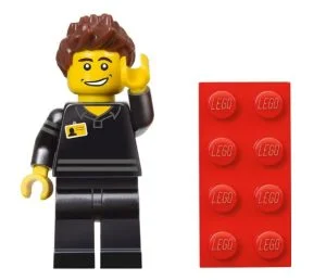 乐高人仔正面特写,展示胯部、躯干的 LEGO 标志位置