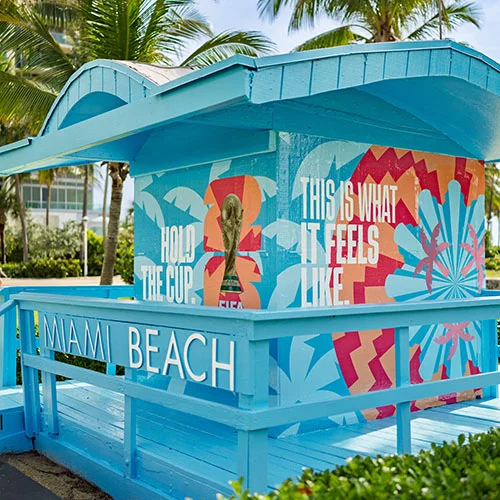 Miami Beach 的世界杯主题救生塔适合安排在海滩观赛日