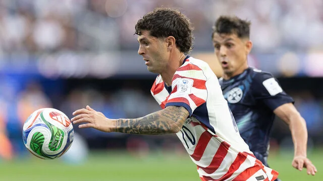 Christian Pulisic controls the ball against Paraguay