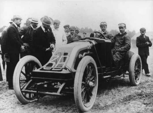Renault driver "Edmond" seated in his open-topped car before the race start — he would later retire after melting tar seeped past his goggles
