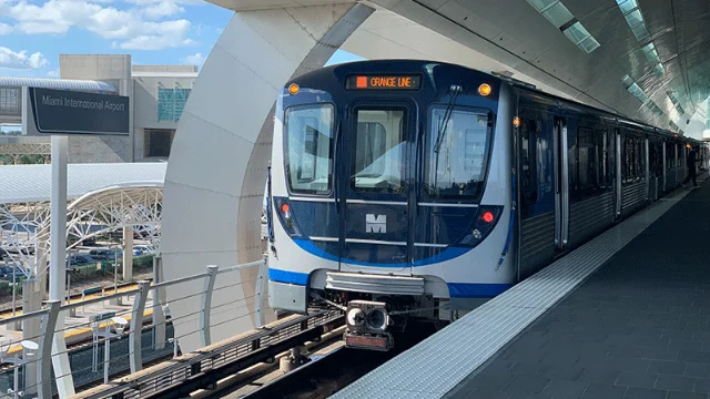 Metrorail 是接入 Downtown 和部分 shuttle hub 的主线之一