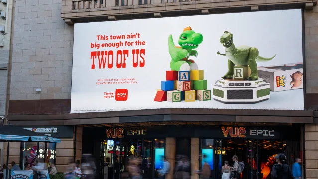 Argos 品牌角色 Trevor 与 Toy Story 的 Rex 对峙