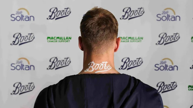 英格兰后卫 Dan Burn 背对镜头，后颈位置出现 Boots 标识