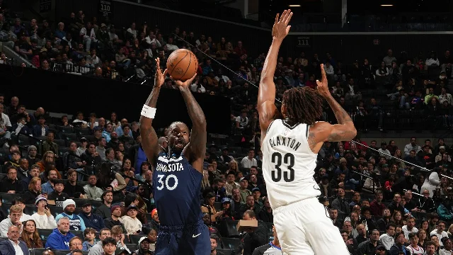 Julius Randle and Nic Claxton in game action