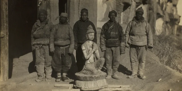 1924 年供养菩萨被搬出第 328 窟后的旧照