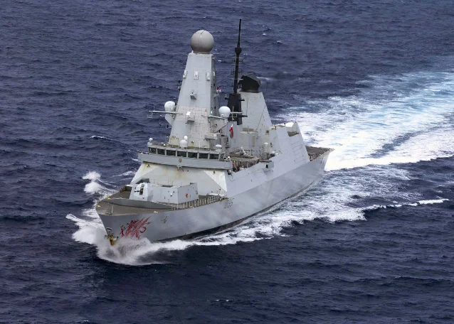 英国皇家海军 HMS Dragon 驱逐舰在深蓝海域航行,英法正为今日国防部长峰会预置军力
