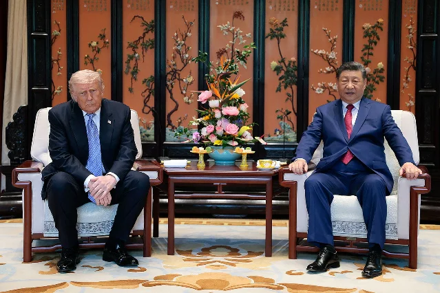 习近平与特朗普在中式屏风前对坐会谈