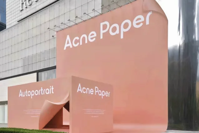 Acne Paper 粉色图书馆装置