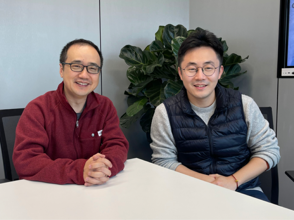 寻酷科技联合创始人方晨(右)与王珏合影