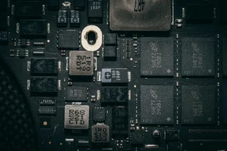 AI 研报早参｜2026-05-07：AMD 全街重估，Intel +25%，AI 安全 $2200 亿被低估