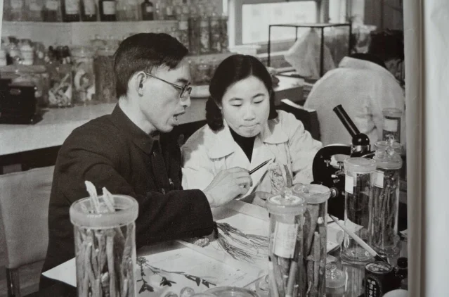 Tu Youyou in a 1950s laboratory