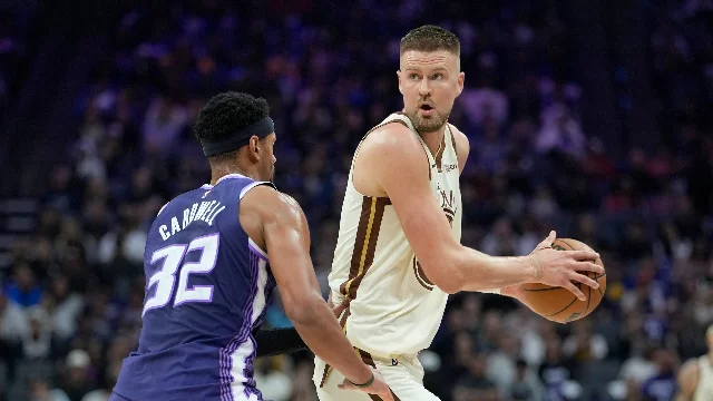 Kristaps Porziņģis posts up against Sacramento