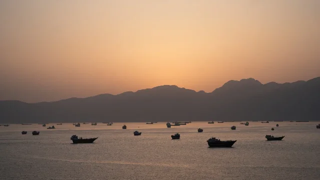 霍尔木兹海峡中的油轮,这条承载全球约 20%石油供应的航道正处于「碎片化的低可见度作战环境」