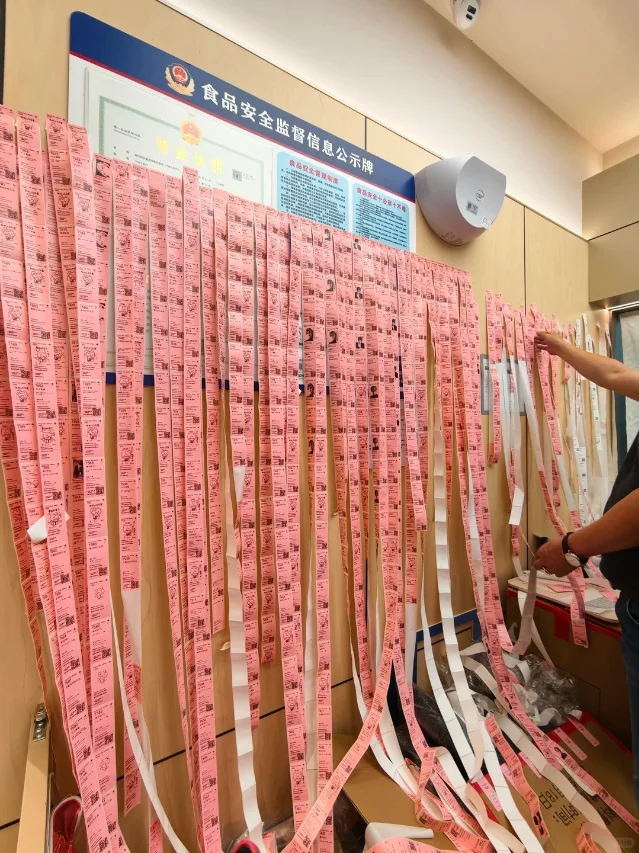 茉莉奶白与《恋与深空》联名引发门店订单和玩家晒图热潮。