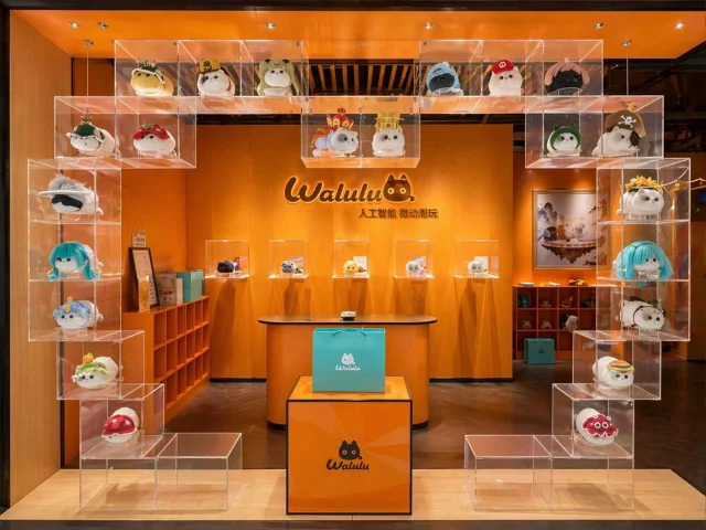 Walulu 品牌线下实体展厅,透明展盒陈列多款造型的毛绒玩偶
