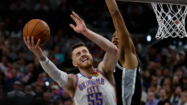 Isaiah Hartenstein attacking the rim