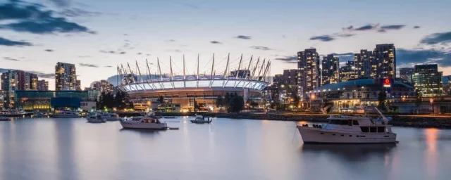 BC Place 与温哥华 False Creek 周边