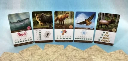 五种动物计分卡——三文鱼、棕熊、狐狸、鹰、麋鹿,每张卡显示该动物的计分图示